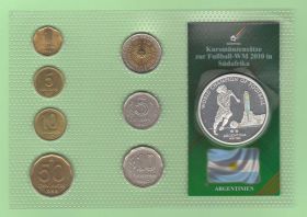 Аргентина Аргентина ^/--/^ Набор АРГЕНТИНА набір ЧМ - 2010 ФУТБОЛ   (в т.ч. 5 песо 1967 год и 10 песо 1963 год) блистер запайка ^_^^^ Набор АРГЕНТИНА набор ЧМ - 2010 ФУТБОЛ (в т.ч. 5 песо 1967 год и 10 песо 1963 год) блистер запайка - фото фото фото