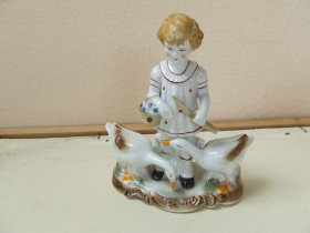 Статуетки, Скульптури, Фігурки, Фарфор Статуэтки, Скульптуры, Фигурки, Фарфор ^/--/^ Фарфор Девушка с гусями размер В,Ш, 21 х 20 см. 1950 г.г.. европа ^_^^^ Фарфор Дівчина з гусями розмір В,Ш, 21 х 20 см. 1950 р.р. європа - фото фото фото