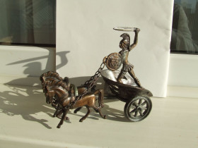 Статуетки, Скульптури, Фігурки, Фарфор Статуэтки, Скульптуры, Фигурки, Фарфор ^/--/^ Гладиатор на колеснице медь или.. раз. 18 х 14 см. 1980 гг. Европа ^_^^^ Гладіатор на колісниці мідь або 18 х 14 см. 1980 Європа - фото фото фото
