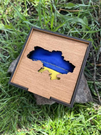 Шкатулки, скарбнички Шкатулки, копилки ^/--/^ Патриотический сувенирный набор: Флаг Украины 140 /--/ х /--/ 90 см в деревянной подарочной шкатулке с вырезом к ^_^^^ Прапор України до Дня перемоги в дерев'яній подарунковій коробці з гербом або картою України Патріотично - фото фото фото