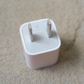 Зарядні пристрої Зарядные устройства ^/--/^ Сетевой адаптер Apple USB Power Adapter A /--/ 1385 ^_^^^ Apple USB Power Adapter A /--/ 1385 - фото фото фото