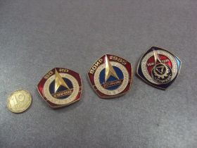 Відзнаки Знаки отличий ^/--/^ знак отличник воир 1980 1985 лот 3 шт №3001 ^_^^^ знак відмінник воїн 1980 1985 лот 3 шт No 3001 - фото фото фото