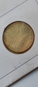 НДР, ФРН ГДР, ФРГ ^/--/^ 5 марок 1973 года серебро солнечная   система Николай Коперник монета запечатана в конверте gn /--/ 656. ^_^^^ 5 марок 1973 року срібло сонячна система Микола Коперник монета задрукована в конверті gn /--/ 656. - фото фото фото