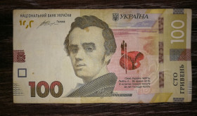 Загальнодержавні випуски Общегосударственные выпуски ^/--/^ 100 гривень 2014 Гонтарева. Рідкісний різновид - з рисками  (полосками) на зах. стрічці. УТ ...475 ^_^^^ 100 гривен 2014 Гонтарева. Редкая разновидность — с чертами (полосками) на зап. ленте. УТ...475 - фото фото фото