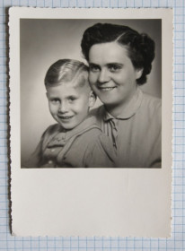 Листи, фото Письма, фото ^/--/^ Старе студійне фото Мама і син 1953-й Німеччина hT ^_^^^ Старое студийное фото Мама и сын 1953-й Германия hT - фото фото фото