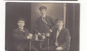 Інше Другое ^/--/^ 1912 - старинная открытка фотография -  Пивные кружки, бокалы , шпаги-- Германия -  рейх - ^_^^^ 1912 — старовинна листівка фотографія — Пивні гуртки, келихи, шпаги — Німеччина — рейх - фото фото фото