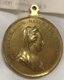 Європа Европа ^/--/^ Австрія. Марія Терезія 1776 р. Медаль за відмінне навчання. Позолочена . Оригінал. ^_^^^ Австрия. Мария Терезия 1776 г. Медаль за отличное обучение. Позолоченная. Оригинал. - фото фото фото