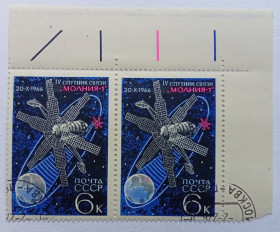 СРСР - СССР - ^/--/^ СССР 1966 IV Спутник связи Молния-1, угловая сцепка с полями, гашеная ^_^^^ СРСР 1966 IV Супутник зв'язку Блискавка-1, кутовий зчіпка з полями, гашена - фото фото фото