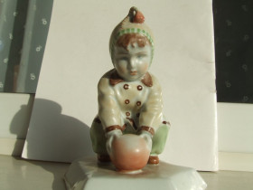 Статуетки, Скульптури, Фігурки, Фарфор Статуэтки, Скульптуры, Фигурки, Фарфор ^/--/^ Статуетка хлопчик з мячом 1960 рр. роз 14 /--/ х /--/ 12 см. Жолноі Венгрия . ^_^^^ Статуэтка мальчик с мячом 1960 гг. раз 14 /--/ х /--/ 12 см. Женские Венгрия. - фото фото фото