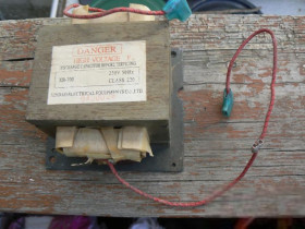 Трансформатори Трансформаторы ^/--/^ Силовой трансформатор для микроволновой печи ХВ 700 ^_^^^ Силовий трансформатор для мікрохвильової печі ХВ 700 - фото фото фото