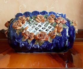 Статуетки, Скульптури, Фігурки, Фарфор Статуэтки, Скульптуры, Фигурки, Фарфор ^/--/^ Большая винтажная фарфоровая ваза-ладья с глазурованным покрытием и рельефными цветами. ^_^^^ Фарфорова ваза/конфетниця з кобальтовим покриттям і рельєфними квітами. - фото фото фото