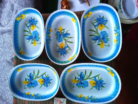 Кухонне начиння, посуд, столове срібло Кухонная утварь, посуда, столовое серебро ^/--/^ Тарелки с   сине - желтыми  цветами . Пластик ^_^^^ Тарілки з синьо - жовтими квітами. - фото фото фото