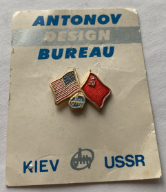 Пам'ятні і ювілейні Памятные и юбилейные ^/--/^ ANTONOV DESIGN BUREAV Ан СССР США флаги авиация ^_^^^ ANTONOV DESIGN BUREAV АН СРСР США прапори авіація - фото фото фото