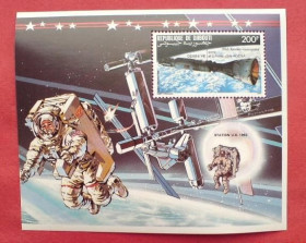 Освоєння космосу Освоение космоса ^/--/^ Джибути Djibouti Space 1986 Mi Bl 131 Astronaut and future space station MNH ^_^^^ 1986 Mi Bl 131 Astronaut and future space station MNH - фото фото фото