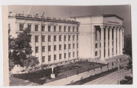 СРСР СССР ^/--/^ УФА - БАШГОСУНИВЕРСИТЕТ  почтовая карточка 1960 г.  тираж 5 тыс.  чистая  ^_^^^ УФА - БАШГОСУНІВЕРСИТЕТ поштова картка 1960 р. тираж 5 тис. чиста - фото фото фото