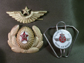 Інше Другое ^/--/^ 5.218 Кокарда и знак на тулью, летчик ВВС СССР и знак летчика Королевских авиалиний ^_^^^ 5. 218 Кокарда і знак на тулью, льотчик ВПС СРСР і знак льотчика Королівських авіаліній - фото фото фото