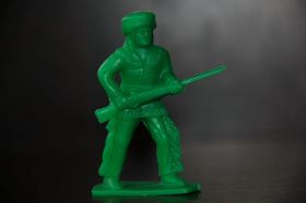 Фігурки, солдатики Фигурки, солдатики ^/--/^ идущий с ружьем наперевес траппер TIM-MEE 70-75 /--/ мм сделано в США ОРИГИНАЛ ^_^^^ траппер TIM-MEE 70-75 мм, що йде з рушницею, зроблено в США Орігінал - фото фото фото