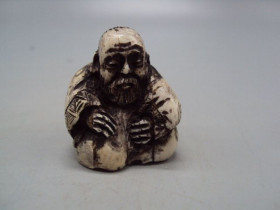 Статуетки, Скульптури, Фігурки, Фарфор Статуэтки, Скульптуры, Фигурки, Фарфор ^/--/^ Фигура нэцкэ кость бивень мамонта миниатюра японец мудрец старец сидит 3,6 см вес 21,48 г №14778 ^_^^^ Фігура нецке кістка бивень мамонта мініатюра японець мудрець старець сидить 3,6 см вага 21,48 г No /--/ 14778 - фото фото фото