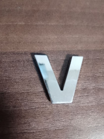 Наліпки, емблеми Наклейки, эмблемы ^/--/^ Самоклеюча літера V ^_^^^ Самоклеющаяся буква V - фото фото фото