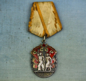 СРСР СССР ^/--/^ Орден  Знак почета  ПЛОСКИЙ  № 132 774  В  отличном  состоянии 1950 гг. награждения  .г. Ужгород ^_^^^ Орден Знак пошани ПЛОСЬКИЙ No 132 774 У відмінному стані 1950 рр. нагородження .р. Ужгород - фото фото фото