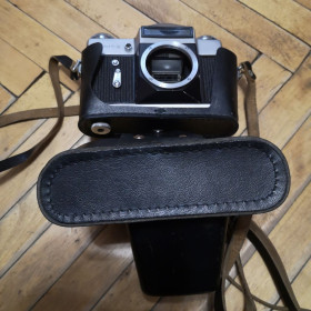 Вінтажні фотоаксесуари Винтажные фотоаксессуары ^/--/^ Комплект Зеніт-Е      ( тушка ) + безтіньовий потужний фотоспалах Луч-М ^_^^^ Комплект Зенит-Э (тушка) + безтеневой мощный фотовспышка Луч-М - фото фото фото