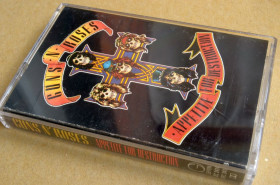 Касети Кассеты ^/--/^ GUNS N&amp;apos; ROSES APPETITE FOR DESTRUCTION  касета кассета cassette ^_^^^ ROSES APPETITE FOR DESTRUCTION кассета cassette - фото фото фото