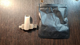 USB флешнакопичувачі USB флешнакопители ^/--/^ серебристый металлический двухсторонний USB-накопитель с поворотным корпусом 512 /--/ ГБ ^_^^^ Сріблястий металевий двосторонній USB-накопичувач з поворотним корпусом 512 /--/ ГБ - фото фото фото