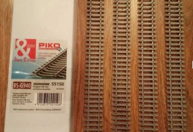 H H ^/--/^ НОВЫЕ !  ЦЕНА УКАЗАНА ЗА 1 ШТ Рельсы флекс Гибкие FLEX Gleis A-Gleis Piko шпалы серые, цвет бетона, высота рельса 2,5 мм ^_^^^ Ціна вказана за 1 Шт Рельси флекс Гнучкі FLEX Gleis A-Gleis Piko - фото фото фото