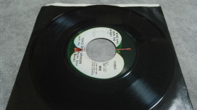 Платівки Пластинки ^/--/^ john lennon plastic ono band - instant karma . американская семидюймовочка ^_^^^ john lennon plastic ono band - instant karma. американська семидюймовочка - фото фото фото