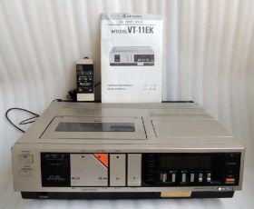 Відеомагнітофони, VHS-програвачі Видеомагнитофоны, VHS-проигрыватели ^/--/^ Видеомагнитофон  HITACHI  VT-11 /--/ EK    ( VHS)  Япония ^_^^^ Відеомагнітофон HITACHI VT-11 /--/ EK (VHS) Японія - фото фото фото