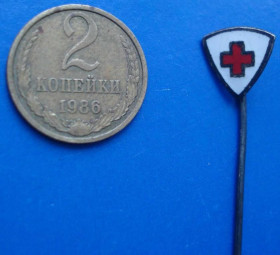 Пам'ятні і ювілейні Памятные и юбилейные ^/--/^ членский знак Общества Красного Креста ^_^^^ членський знак Товариства Червоного Хреста - фото фото фото