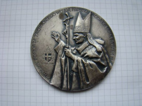 Європа Европа ^/--/^ Настольная памятная медаль Католики Западной Померании приветствуют папу Иоанна Павла II. ^_^^^ Настільна пам'ятна медаль Католики Західної Померанії вітають папу Іоанна Павла II. - фото фото фото