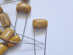 Конденсатори Конденсаторы ^/--/^ Конденсатор плівковий К /--/ 73-9 22 /--/ нф 100 /--/ В 0,022 /--/ мкф ^_^^^ Конденсатор пленочный К /--/ 73-9 47 /--/ нф 100 /--/ В - фото фото фото