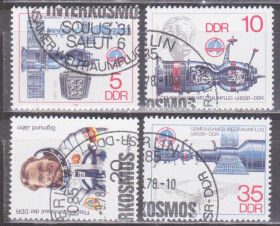 НДР, ФРН ГДР, ФРГ ^/--/^ ГДР 1978 КОСМОС СОВМЕСТНЫЙ КОСМИЧЕСКИЙ ПОЛЁТ КОРАБЛЬ КОСМОНАВТ ЗИГМУНД ЙЕН СТЫКОВКА Mi.2359-2362 гашёные ^_^^^ НДР 1978 КОСМОС СУМІСНИЙ КОСМІЧНИЙ ПОЛЕТ КОРАБЛЬ КОСМОНАВТ ЗИГМУНД ЙЕН СТИКІВКА Mi.2359-2362 гашені - фото фото фото