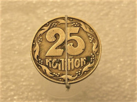 Обігові Обиходные ^/--/^ 25 копійок 1992 рік Україна &amp;quot; Брак, Невелике Зміщення Реверса Відносно Аверса &amp;quot;  (133+) ^_^^^ 25 копеек 1992 год Украина &amp;quot; Брак, Небольшое Смещение Реверса Относительно Аверса &amp;quot; (133+) - фото фото фото