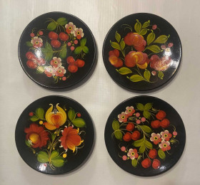 Предмети інтер'єру, меблі, освітлення Предметы интерьера, мебель, освещение ^/--/^ 4 настінних тарілки, подлаковий роспис, 80-ті рр. Київ. З бірками. ^_^^^ 4 настенных тарелки, подлаковая роспись, 80-е гг. Киев. С бирками. - фото фото фото