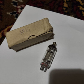 Радіолампи Радиолампы ^/--/^ Радиолампа 1 /--/ Э /--/ 1 /--/ П, 56 год, новая в коробке. Смотрите фото/описание. Лот 1 шт. Редкость. ^_^^^ Радіолампа 1 /--/ Е /--/ 1 /--/ П, 56 рік, нова в коробці. Дивіться фото / опис. Лот 1 шт. Рідкісність. - фото фото фото