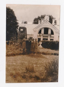 Листи, фото Письма, фото ^/--/^ Палац Скібнєвських та погруддя Максима Горького - с. Голозубинці Хмельницька обл. = фото 1950-х р ^_^^^ Дворец Скибневских и бюст Максима Горького - с. Голозубинцы Хмельницкая обл. = фото 1950-х г - фото фото фото