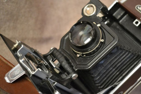 Вінтажні фотоапарати Винтажные фотоаппараты ^/--/^ Момент № 520926, первая ТЫСЯЧА, 1952 г. №1 ^_^^^ Момент No 520926, перша Тисяча, 1952 р. No /--/ 1 - фото фото фото