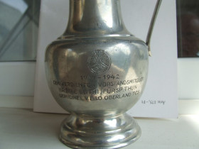 Статуетки, Скульптури, Фігурки, Фарфор Статуэтки, Скульптуры, Фигурки, Фарфор ^/--/^ Винтажный оловянный кувшин наградной 1927-1942 г. Германия раз. 24 х 12 см. ^_^^^ Вінтажний олов'яний глечик нагородної 1927-1942 р. Німеччина раз. 24 х 12 см. - фото фото фото