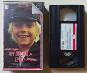 Мелодрама / Драма Мелодрама / Драма ^/--/^ Видеокассета Astrid Lindgrens – Nye Streker Av Emil I Lonneberga  (1971)  (фирма) ^_^^^ Відеокасета Astrid Lindgrens – Nye Streker Av Emil I Lonneberga (1971) - фото фото фото
