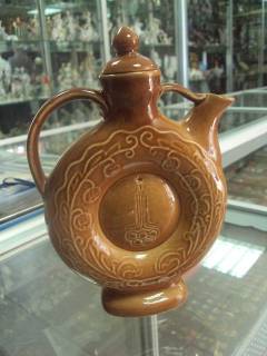 Статуетки, Скульптури, Фігурки, Фарфор Статуэтки, Скульптуры, Фигурки, Фарфор ^/--/^ керамика штоф куманец глечик кувшин олимпиада 1980 №156 ^_^^^ кераміка штоф куманець глечик глешин олімпіада 1980 No /--/ 156 - фото фото фото