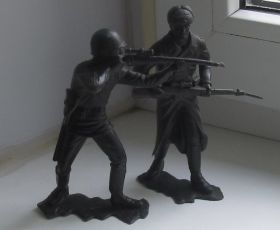 Фігурки, солдатики Фигурки, солдатики ^/--/^ ДЗИ. Два больших солдатика по 25 коп. Черные. ^_^^^ ДЗІ. Два великих солдатика по 25 коп. Чорні. - фото фото фото