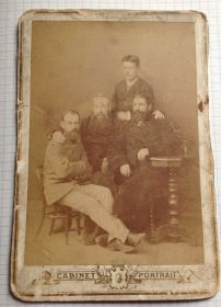 Листи, фото Письма, фото ^/--/^ Фотография кабинет портрет группа мужчин слева внизу выдавлено не смог прочесть что ^_^^^ Фотографія кабінет портрет група чоловіків зліва внизу видавлено не зміг прочитати що - фото фото фото