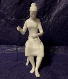 Статуетки, Скульптури, Фігурки, Фарфор Статуэтки, Скульптуры, Фигурки, Фарфор ^/--/^ Вінтажна фарфорова фігура &amp;quot;Дівчина нанизуюча перець&amp;quot;, 1960-ті рр. Hollohaza, Угорщина. ^_^^^ Винтажная фарфоровая фигура &amp;quot; Девушка нанизывающая перец &amp;quot;, 1960-е гг. Hollohaza, Венгрия. - фото фото фото