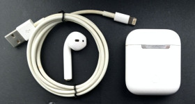 Навушники Наушники ^/--/^ Apple AirРods /--/ 1 зарядной кейс наушник и зарядной кабель ^_^^^ Apple AirРods /--/ 1 зарядний кейс навушник і зарядний кабель - фото фото фото