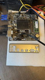 Материнські плати Материнские платы ^/--/^ №3 Тушка: Материнка Gigabyte J /--/ 1800 /--/ N/intel Celeron J /--/ 1800 2.4 /--/ Ghz/ 4 /--/ Gb DDR /--/ 3 б.в. з 1 /--/ грн - фото фото фото