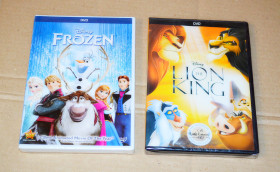 Інше Другое ^/--/^ Два ліцензійних колекційних DVD диска Дісней Disney &amp;quot;Frozen&amp;quot; та &amp;quot;Lion the King&amp;quot;. Нові. Запаковані. ^_^^^ Два лицензионных коллекционных DVD диска Дисней Disney &amp;quot; Frozen&amp;quot; и &amp;quot; Lion the King&amp;quot; Новые. Упакованы. - фото фото фото