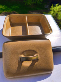 Інше Другое ^/--/^ *  Denby Langley Romany Brown Rectangular Covered Divided Vegetable — винтажное блюдо для овощей с крышкой и разделителем, произведенное в Англии из каменной керамики в период с 1970 по 1984 год. ^_^^^ Denby Langley Romany Brown Rectangular Covered Divided Vegetable — гвинтажна страва для овочів з кришкою і роздільником, вироблене в Англії з кам'яної кераміки в період з 1970 по 1984 рік. - фото фото фото