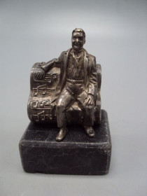 Статуетки, Скульптури, Фігурки, Фарфор Статуэтки, Скульптуры, Фигурки, Фарфор ^/--/^ Фигура на подставке статуэтка артист певец Утесов на лавке серебро вес 125,90 г высота 6,1 см №14361 ^_^^^ Фігура на підставці статуетка артист співак Утьосов на лавці срібло вага 125,90 г висота 6,1 см No 14361 - фото фото фото